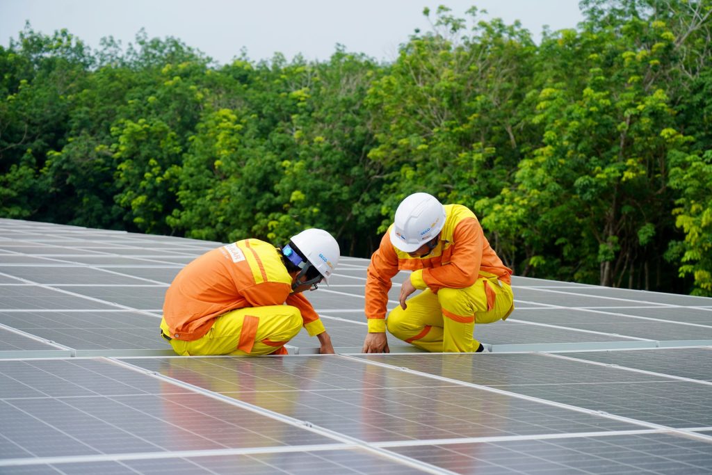 Ảnh minh họa: công nhân thi công dãy pin mặt trời áp mái